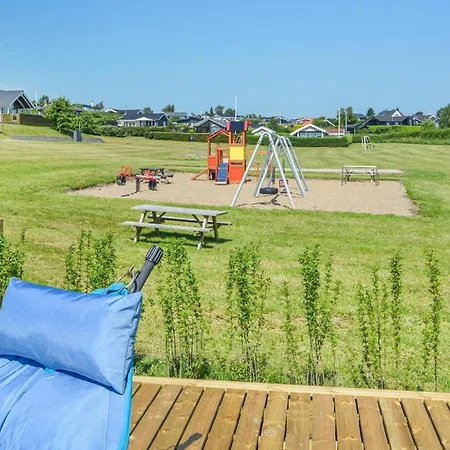 2 Bedroom Beautiful In Prázdninový dům *